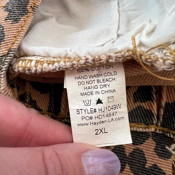 Plus Size 2XL Leopard Cut-Off Jean Shorts Hayden Los Angeles - Picture 6 of 6